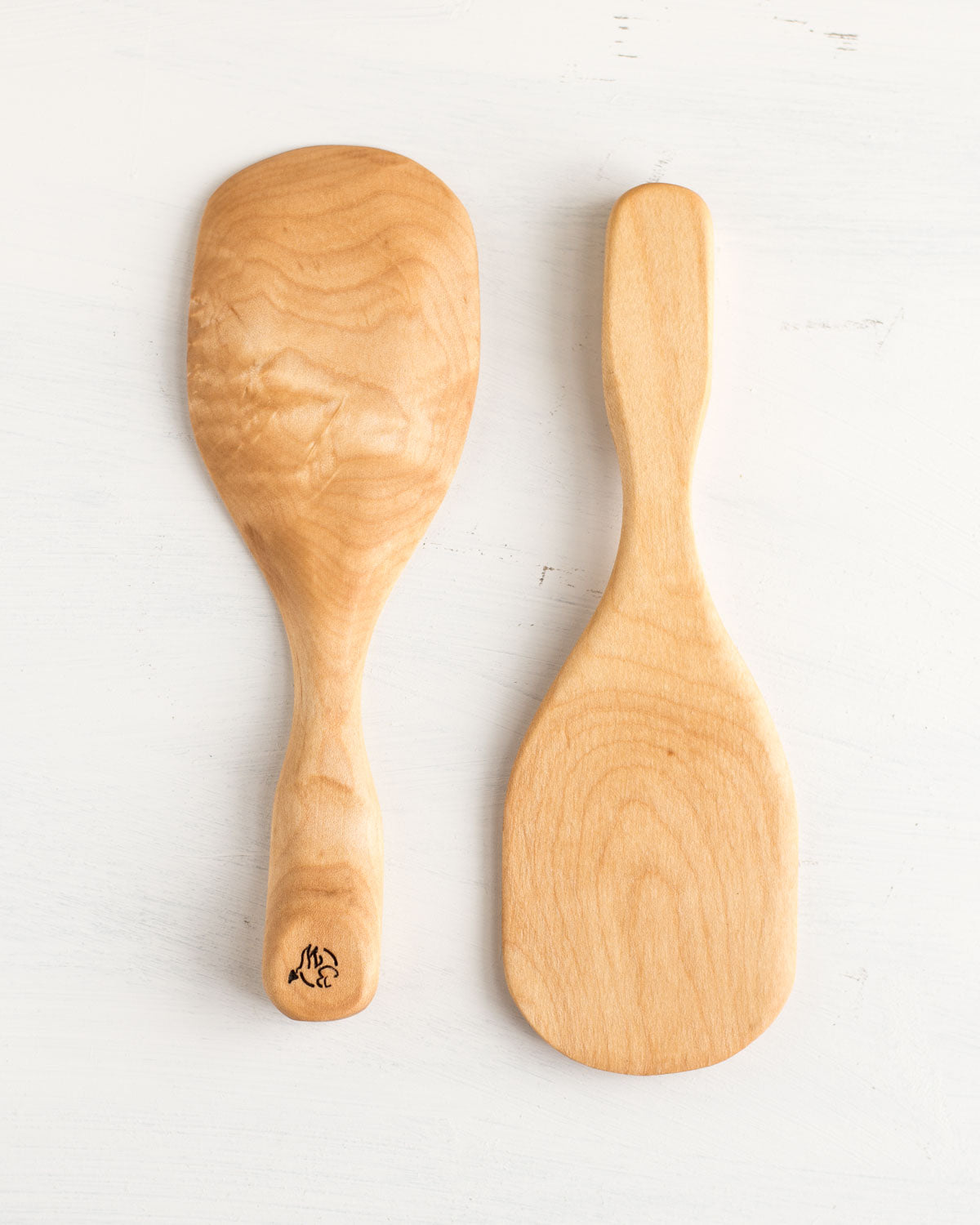 The curved sides of this wooden rice scoop, along with the short handle help you have more control when serving a bowl of rice.